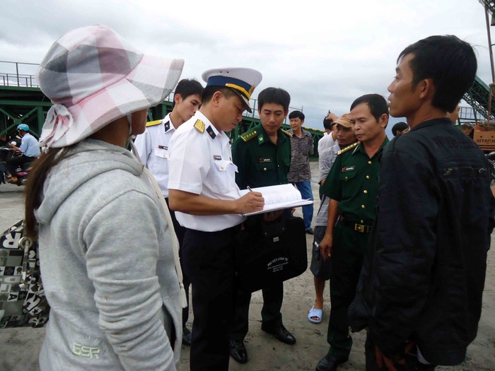 Anh Nguyễn Văn Khương (áo đen), con trai của chủ tàu bị nạn cũng từ Quảng Nam vào đón các thuyền viên....